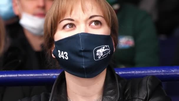 Mulher positiva com máscara de logotipo preto grita assistindo hóquei — Vídeo de Stock