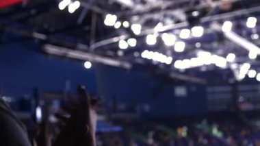 Hokey taraftarı, buz pistindeki favori takımı neşelendirmek için alkışlıyor.