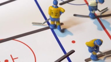 Küçük hokey oyuncuları buz arenasında puck için dövüşürler.