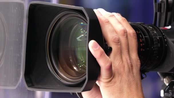 Cameraman utiliza equipo con lente enorme para grabar video — Vídeo de stock