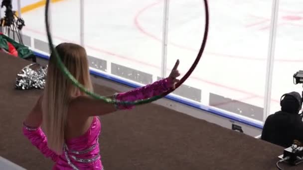 Hejaklacksledare i rosa klänning blir gymnastisk cirkel på hockey — Stockvideo