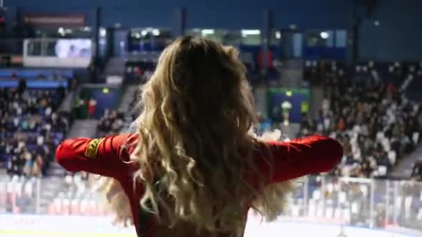 Curly haired lady cheerleader in red dress shakes pompoms — Stock Video