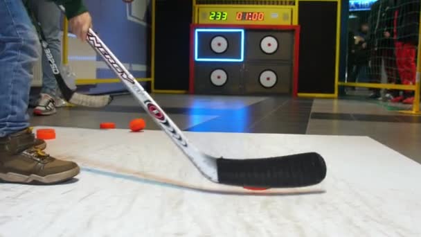 Kind schießt Puck mit Stock und spielt Hockey mit Maschine — Stockvideo