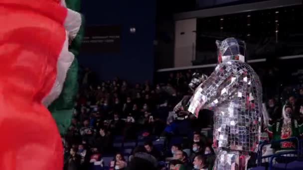 Hokejový tým maskot v zářícím kostýmu panterského tance — Stock video