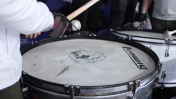 Baterista toca música com multidão de fãs de hóquei ativo no jogo — Vídeo de Stock