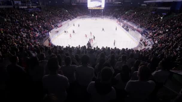 Hokejové týmy bojovat o fanoušky šampionátu podporu hráčů — Stock video
