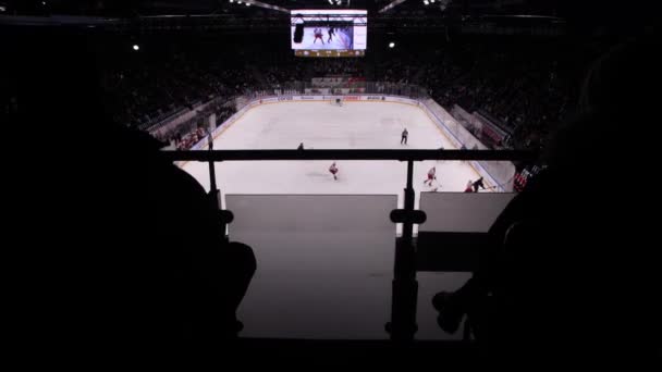 Equipos de hockey locales y visitantes luchan en la arena en el estadio — Vídeos de Stock