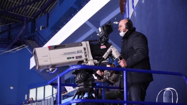 Cameraman works with equipment on balcony at stadium — Stock Video