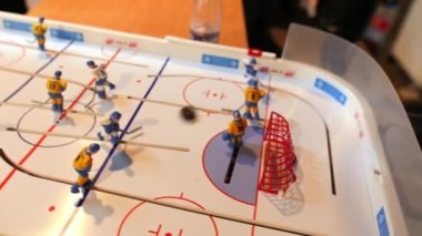 Oyuncuların figürleri küçük masa başı hokey sahasında kavga ediyorlar