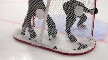 İşçiler buz sahasını hazırlamak için diskleri kapıdan çıkarıyorlar.