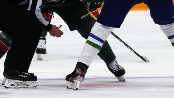 A bíró bedob egy korongot a jégkorongra, a játékosok elkezdenek harcolni. — Stock videók
