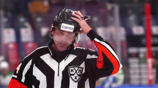 Árbitro de hockey sufre de dolor de cabeza patinaje a lo largo de pista de hielo — Vídeos de Stock