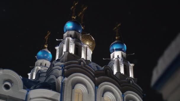 Trabalhador da igreja cristã ortodoxa antiga instala isolamento — Vídeo de Stock