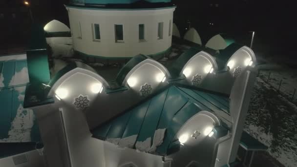 Úžasná mešita se sněhem na střeše a zářící lampou v noci — Stock video