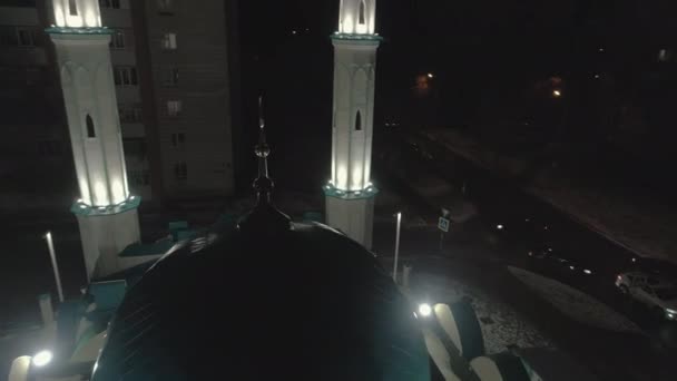 Magas minaret tornyok megvilágított mecset téli város — Stock videók