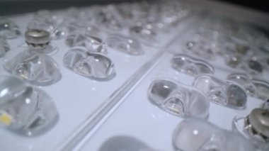 Işık, karanlık stüdyoda güçlü bir lamba içinde diyot yayıyor.