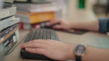 Kol saati olan işçiler fareleri bilgisayarda çalıştırıyor