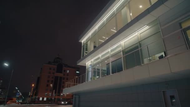 Centre commercial lumineux avec lumière led dans la ville de nuit — Video