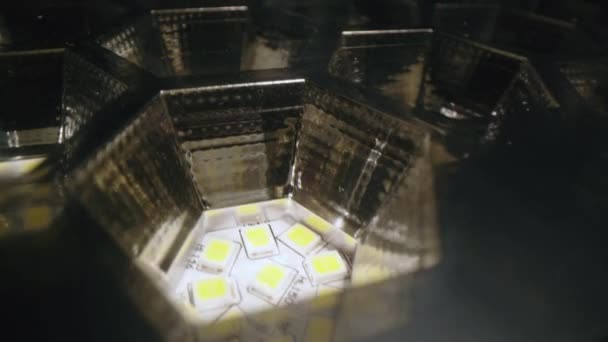 Patrón de peine de miel en la pantalla del punto de luz led en el estudio — Vídeos de Stock