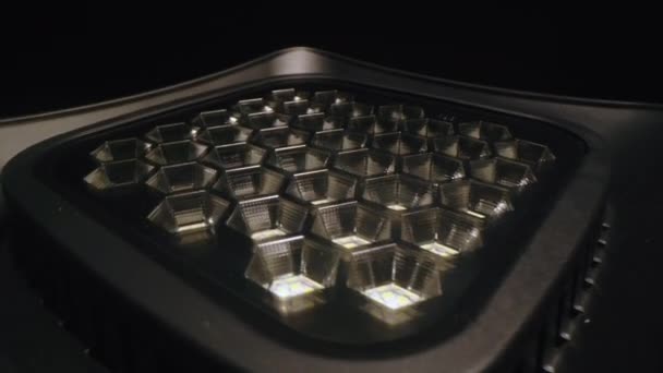 Světelný projektor s šestiúhelníkovým vzorem v tmavém studiu — Stock video