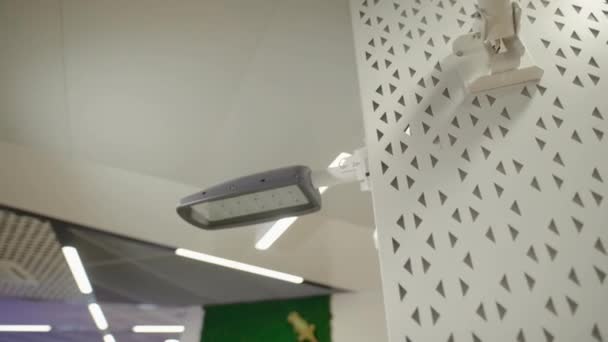 Ekonomiczne lampy LED zainstalowane na kolumnie teksturowanej w biurze — Wideo stockowe