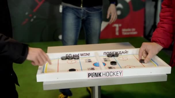 Fani sportu grać sling punk hokej gry w przerwie meczu — Wideo stockowe