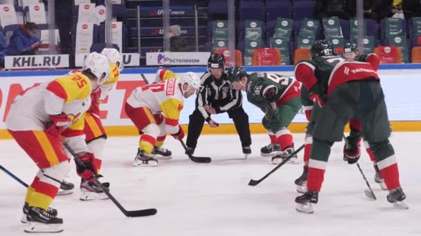 Equipos de hockey jugadores y árbitro deportivo en pista de hielo — Vídeo de stock