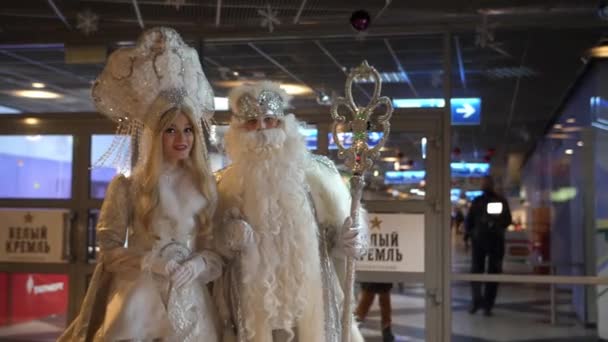 Papai Noel e donzela de neve bem-vindos no centro de entretenimento — Vídeo de Stock