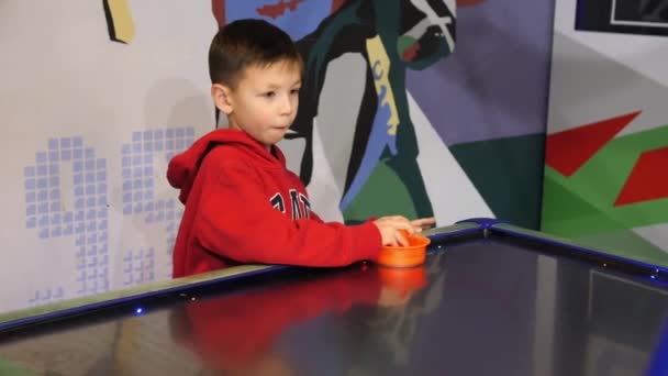 Liten pojke fångar puckar spelar air hockey i köpcentret — Stockvideo