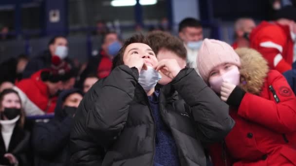 Adolescente ragazzo regola maschera medica a gioco di squadra di hockey — Video Stock