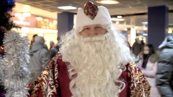 Санта Клаус махає руками вітання гостей торгового центру. — стокове відео