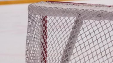 Buz arenasındaki hokey turnuvası sırasında kapıda gol atmak