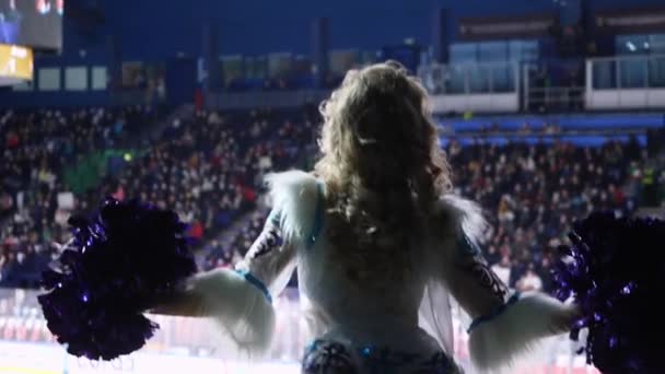Lady cheerleader em vestido peludo curto salta para cima no hóquei — Vídeo de Stock