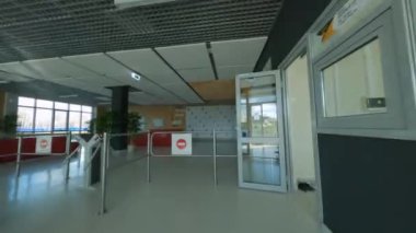 Spor okulundan spor salonuna çocuklar voleybol oynamaya.