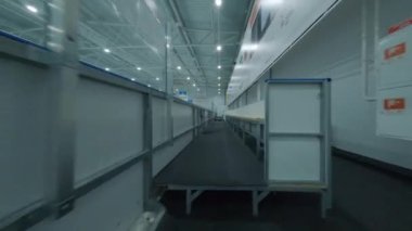 Spor salonunun yanındaki banklarda hareketlilik