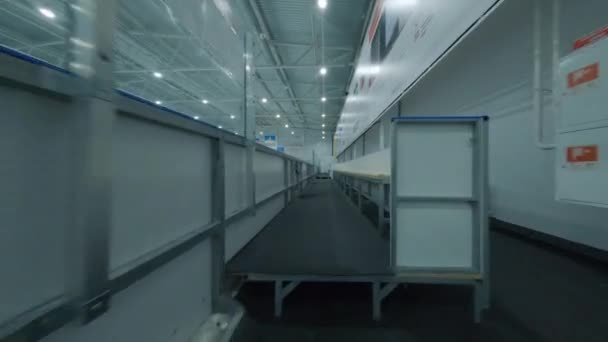 Movimiento a lo largo del pasillo con bancos cerca de la arena deportiva — Vídeos de Stock