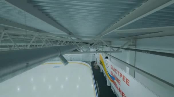 Vigas de metal con lámparas de proyector brillantes sobre una enorme pista de hielo — Vídeo de stock