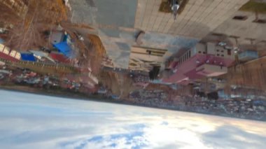 Şehir parkının altında bulutlu mavi gökyüzü ve kare fpv