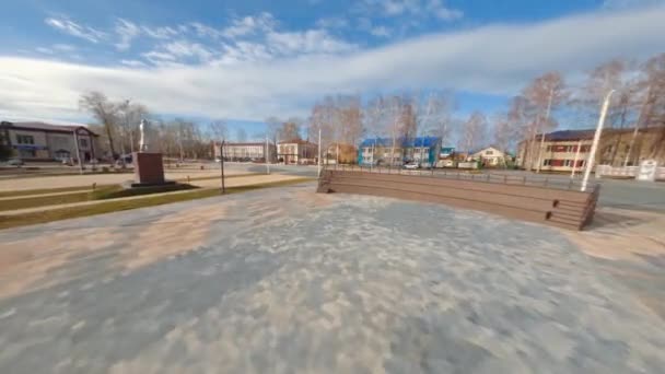 Modern stadspark med breda asfalterade vägar och dekorationer — Stockvideo