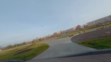 Boş park, zemin ve kamu binasının yanındaki banklar.