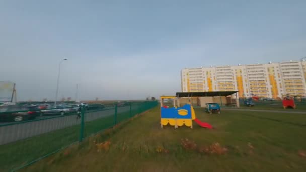 Teren de joacă mare cu atracții în apropierea grădiniței aeriene — Videoclip de stoc
