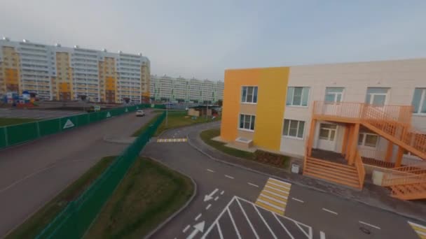 School en kleuterschool gebouwen met terrein in de stad — Stockvideo