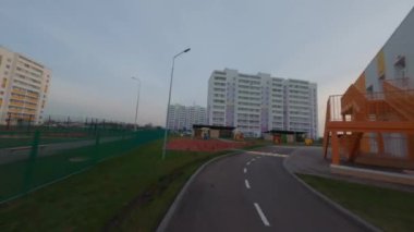 Çocuk parkında ağaçlar ve ekipmanlar var.