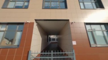 Şehir merkezinde bahçeli ve spor merkezli bir okul.