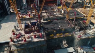 Şehir merkezindeki inşaat alanında kule vinçleri