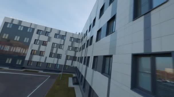 Clădire de birouri cu curte mare și locuri de parcare goale — Videoclip de stoc