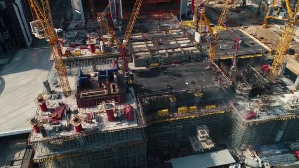 Guindastes de torre no canteiro de obras do centro de escritórios na cidade — Vídeo de Stock