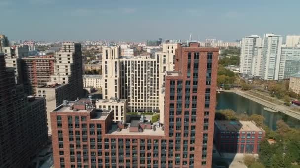都市の茶色のファサードと平らな屋根を持つ多階建ての建物 — ストック動画