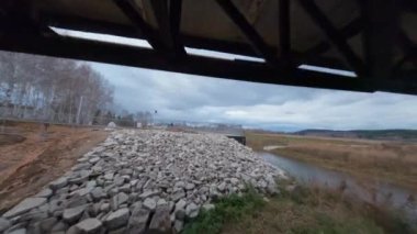 Yeni şehir parkında baraj inşaatı için köprü altında hareket