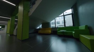 Pencerenin altında yumuşak koltuklar ile dinlenmek için bir yer